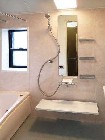 変形の浴室スペースも施工技術でシステムバスに 変形の浴室スペースも施工技術でシステムバスに